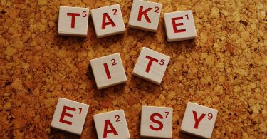 “Take It Easy.” บอกเพื่อนว่าทำตัวตามสบายนะ