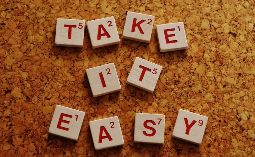 “Take It Easy.” บอกเพื่อนว่าทำตัวตามสบายนะ